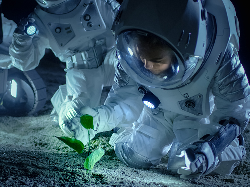 des astronautes faisant pousser une plante sur une autre planète