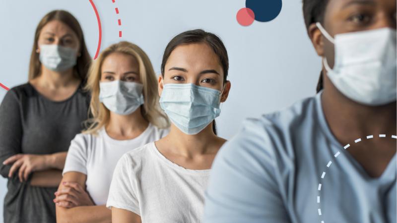 Quatre personnes masquées dans une file d'attente