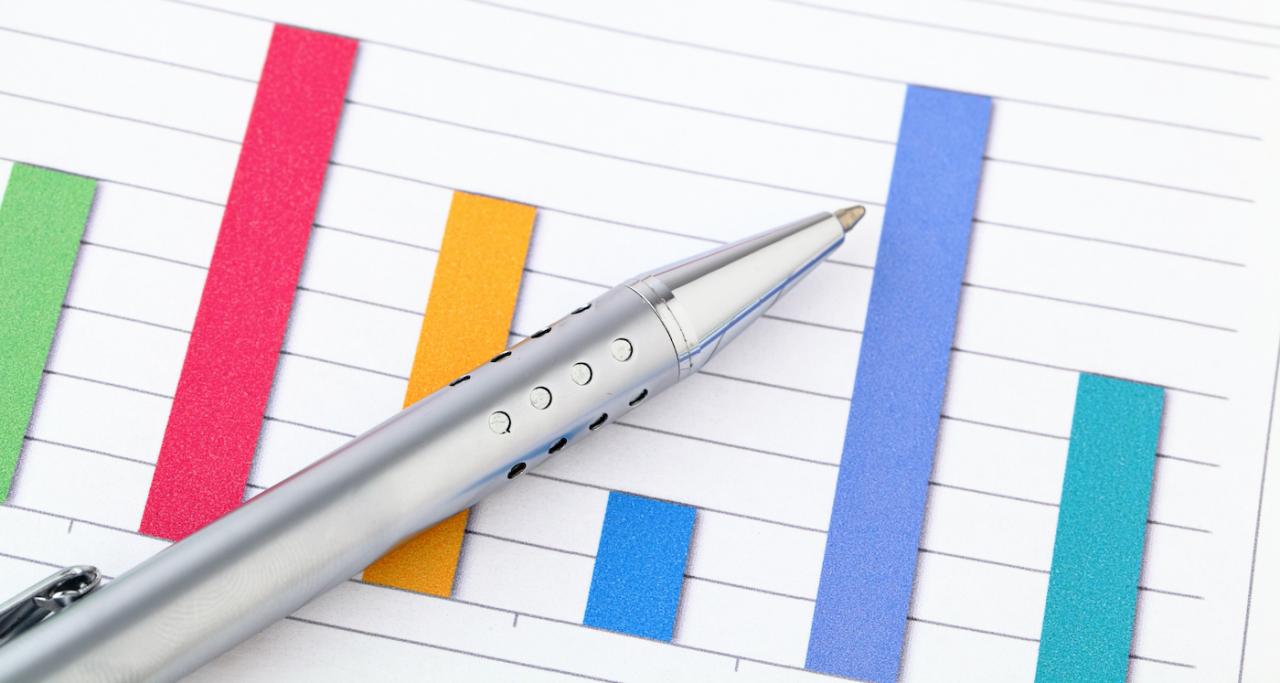 a pen lying on a bar chart 