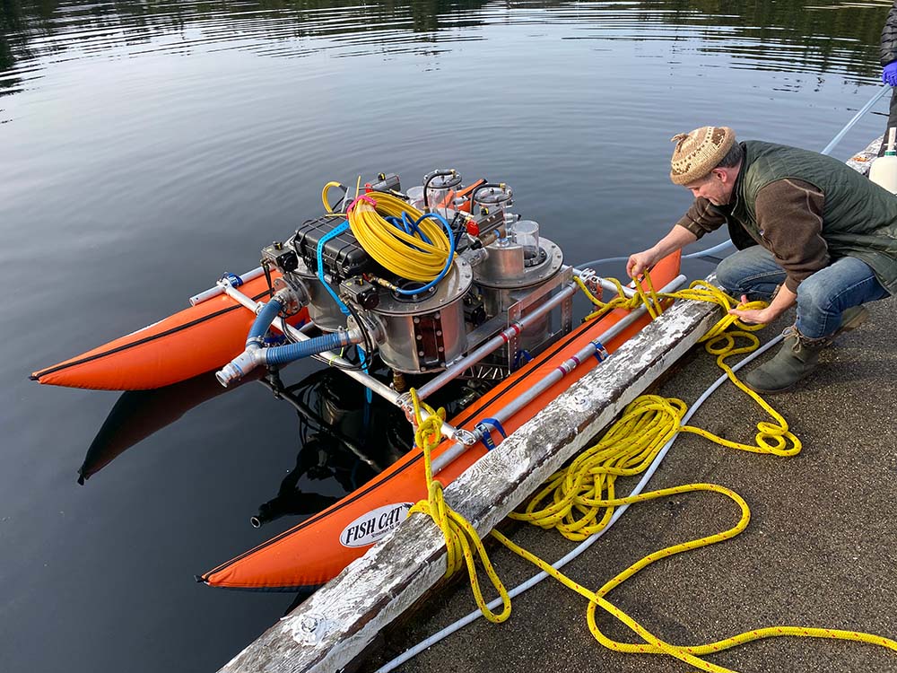 Steve Diggon, gestionnaire du programme marin de Coastal First Nations Great Bear Initiative, lors de l’assemblage du prototype Otter Coastal Steward Skimming System.