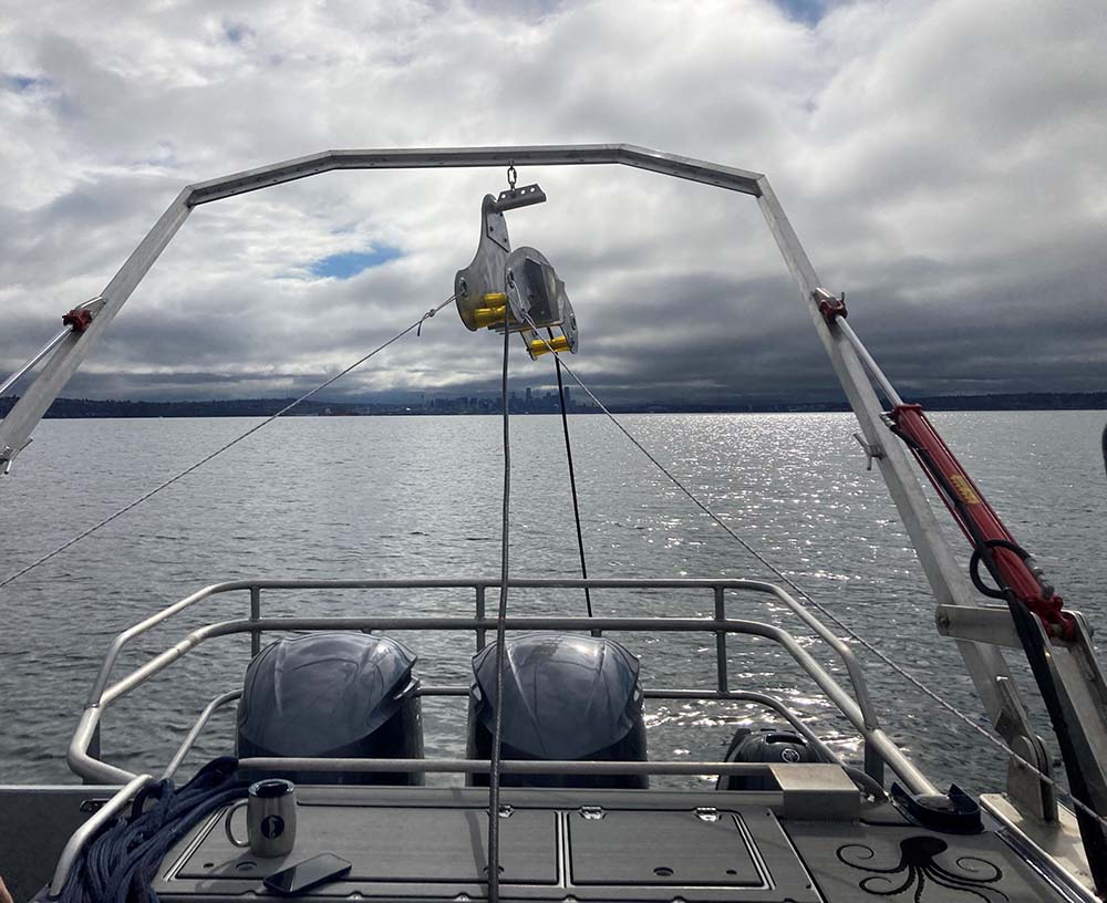 Câble marin de polarisation induite remorqué lors d’essais sur le terrain de la SeaChange Marine Conservation Society.