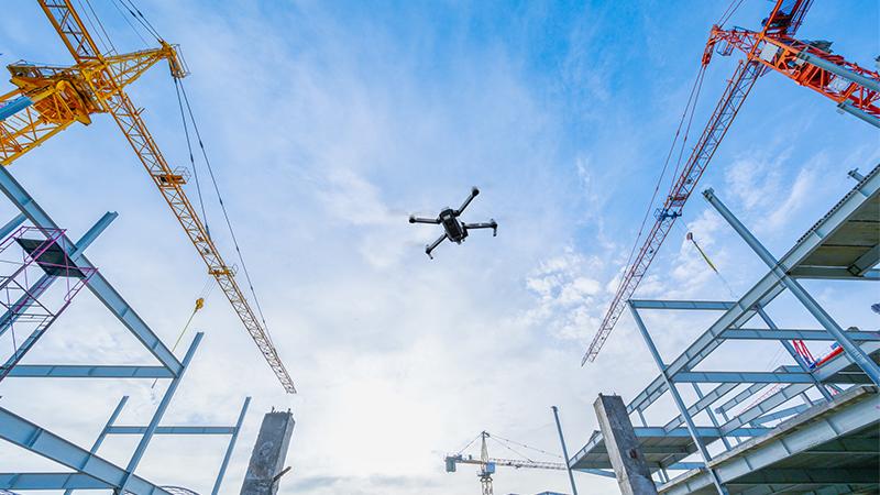 drone en vol stationnaire dans un chantier de construction